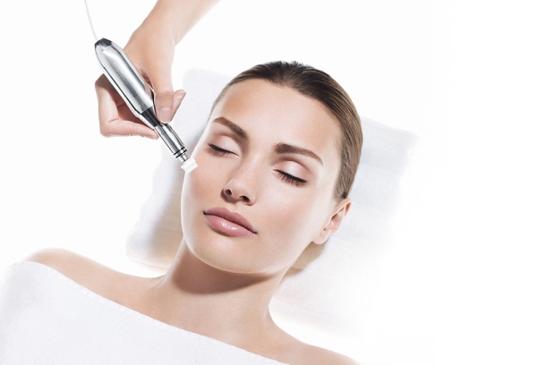 Microneedling Behandlung bei einer Kundin - Balance & Beauty Ottobrunn